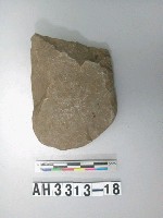 藏品(中型舌刃打磨製石斧)的圖片